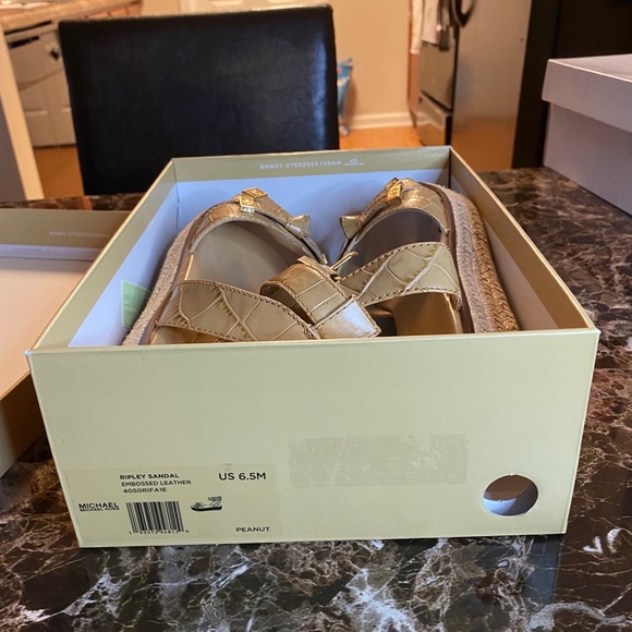 Michael Kors sandals 6.5 - Picture 2 of 4